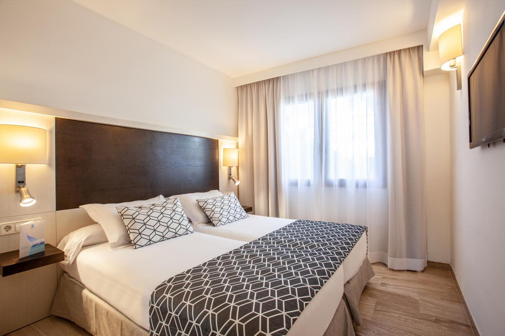 Apartamento de 1 dormitorio con vistas laterales al mar (2 adultos + 2 niños)